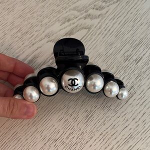 Black Pearl Accent Hair Claw Clip